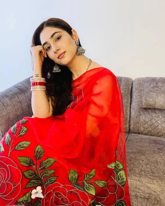 টেলি অভিনেত্রী দিশা পারমারের বিয়ে হয়েছে গত মাসেই। জনপ্রিয় গায়ক রাহুল বৈদ্যর সঙ্গে একান্ত অনুষ্ঠানে বিয়ে হয়েছে দিশার। (ছবি সৌজন্যে –দিশা পারমার/ ইনস্টাগ্রাম)