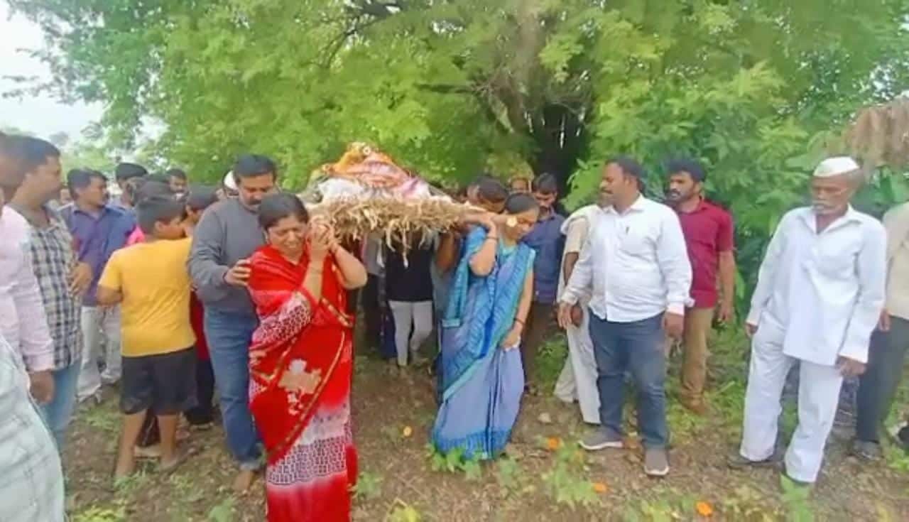 सासू-सुनेच्या नात्यातील प्रेम! सोलापुरात सासूच्या पार्थिवाला सुनांकडून खांदा