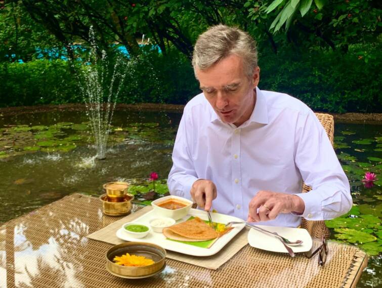 British High Commissioner Alex Ellis Viral Video On How To Eat South Indian Masala Dosa Wins Internet Viral Video: మసాలా దోశకు మార్మోగిన ట్విట్టర్.. ఫిదా అయిన బ్రిటిష్ హైకమిషనర్