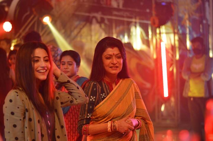 তবে দেবশ্রীর ব্যক্তিগত জীবনের সঙ্গে মেলে না সর্বজয়ার গল্প। সেই কথা উল্লেখ করে দিতেও ভুললেন না নায়িকা। বললেন, ''কিন্তু সর্বজয়ার সঙ্গে দেবশ্রী রায়ের কিছু কিছু অমিলও আছে। দেবশ্রী রায় কিন্তু চ্যালেঞ্জ নিতে নম্বর ওয়ান। কেউ যদি কিছু বলে, দেবশ্রী রায় সেটা করে দেখাবে। অন্যদিকে সর্বজয়া একেবারে ঘরোয়া। তবে দেবশ্রী রায়ও ঘরোয়া। সর্বজয়ার মত দেবশ্রী রায়ও দায়িত্ব নেয়। কিন্তু সেটা অন্যভাবে।'