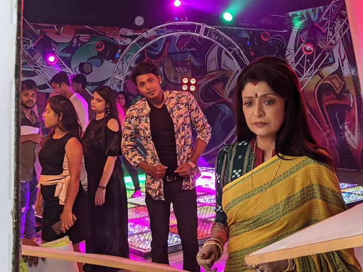 শ্যুটিং করতে গিয়ে যেমন মানুষের ভালোবাসা পেয়েছেন, বিপদের সম্মুখীনও হতে হয়েছে। একবার শ্যুটিং চলছিল পাগলাঝোরায়। খাদের ধারে একটি নাচ করার কথা দেবশ্রীর। অভিনেত্রী বলছেন, 'খাদের এমন একটা ধারে আমায় নাচতে হবে, যেখান থেকে একবার পা ফসকালেই খাদে। মনের জোর নিয়ে সেই শটটা দিয়েছিলাম। একবারেই ওকে হয়েছিল শটটা।'