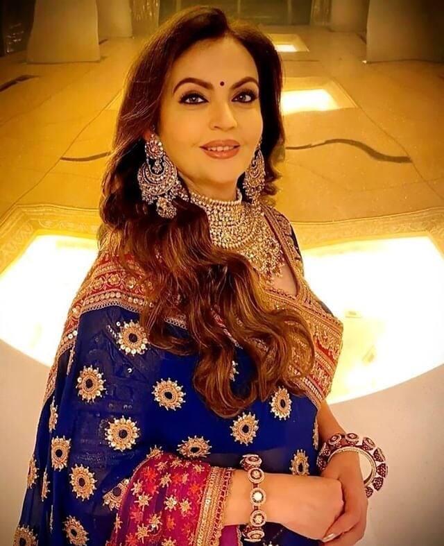 नीता अंबानी ने एक रॉयल ब्लू कलर की खूबसूरतग साड़ी पहनी थी जिसमें पिंक बॉर्डर था. छोटी सी बिंदी. हैवी चोकर नेकपीस और स्टेटमेंट इयररिंग्स के साथ उन्होंने इस लुक को और शानदार बनाया था.