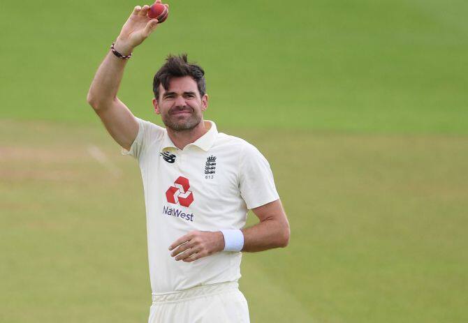 ఇంగ్లండ్ సీనియర్ స్టార్ బౌలర్ జేమ్స్ అండర్సన్ భారత్తో జరుగుతున్న తొలి టెస్టు మ్యాచ్లో మరో మైలురాయిని అందుకున్నాడు.