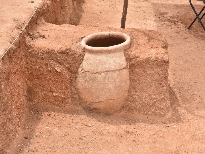 Keezhadi Excavation: கீழடி அகழாய்வு: கொந்தகையில் இரும்பு வாள் கண்டெடுப்பு !