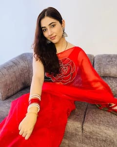 Disha Parmar: নববধূর সাজে দিশার ছবি নজর কেড়েছে সোশাল মিডিয়ায়