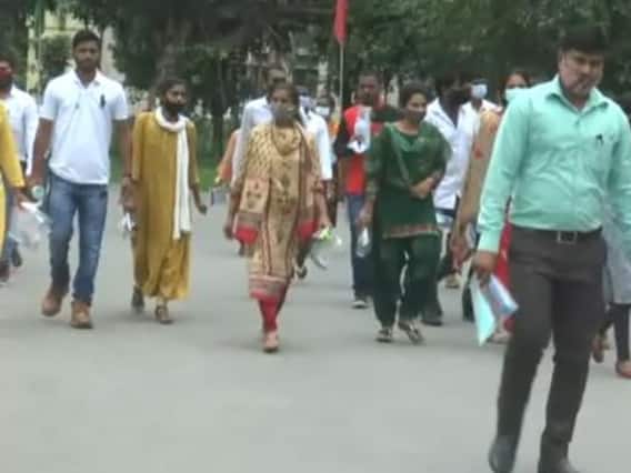 UP BEd JEE Exam 2021: आसान पेपर से खिले चेहरे, माइनस मार्किंग ने बढ़ाई मुश्किलें UP BEd JEE Exam 2021: आसान पेपर से खिले चेहरे, माइनस मार्किंग ने बढ़ाई मुश्किलें