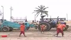 Mumbai: समंदर में तेल रिसाव, Juhu Beach की रेत पड़ी काली