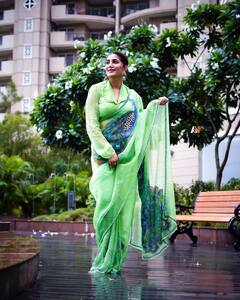 रेड साड़ी में दिशा ने दिखाया नई-नवेली दुल्हन अवतार, तो सावन में हरी साड़ी पहन सपना चौधरी ने फैंस का दिल धड़काया