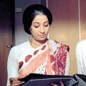 साल 1975 में आई फिल्म आंधी में सुचित्रा सेन एक नेता के रोल में नजर आई थीं. उनके ये कि रोल उस वक्त इंदिरा गांधी से जोड़ा जा रहा था. जिसकी वजह से फिल्म को बैन भी कर दिया गया था.