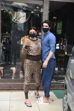 Sushmita Sen: বন্ধু রহমানের সঙ্গে পাপারৎজির মুখোমুখি সুস্মিতা সেন