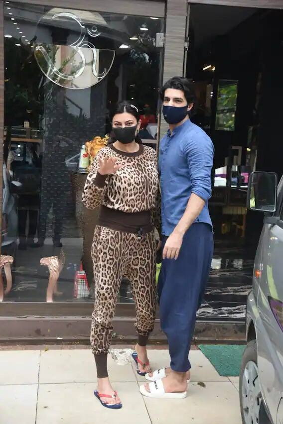 বলিউড দিভা নামেই পরিচিত তিনি। এবার ভারতের প্রথম মিস ইউনিভার্সকে দেখা গেল গয়নার দোকানে।