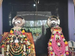 கரூரில் ஆடி மாதத்தையொட்டி 1000 மீட்டர் தாலி கயிரை கொண்டு அம்மனுக்கு சிறப்பு அலங்காரம்...!