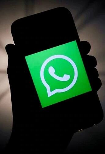 অ্যান্ড্রয়েড স্মার্টফোন ব্যবহারকারীরা বার্তা পাঠাতে Google Assistant ব্যবহার করতে পারেন। iOS ব্যবহারকারীরা Siri ব্যবহার করে হোয়াটসঅ্যাপে মেসেজ পাঠাতে পারেন।