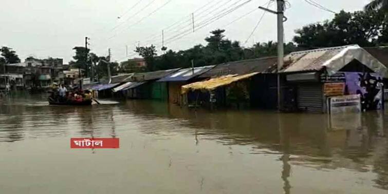 Ghatal flood situation, shops are under water, markets are running with boat ঘাটালে অব্যাহত জল যন্ত্রণা; জলের তলায় দোকানপাট, নৌকা নিয়ে চলছে বাজার