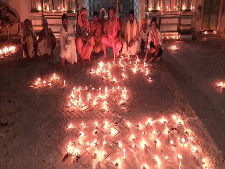 Ayodhya A city adorned with lamps on the first anniversary of the foundation stone of Ram temple ann अयोध्या: राम मंदिर शिलान्यास की पहली वर्षगांठ पर दीपों से सजी नगरी, लोगों में दिखा खास उत्साह