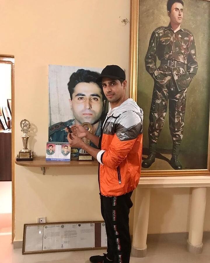 पहली ही मुलाकात में ये फाइनल कर लिया गया था कि सिद्धार्थ विक्रम बत्रा के रोल के लिए परफेक्ट साबित होंगे. और फिल्म पर काम शुरू हो गया. फिल्म की शूटिंग से पहले सिद्धार्थ पालमपुर में विक्रम बत्रा के घर भी गए थे और परिवार से मिले थे. (फोटो - सोशल मीडिया)