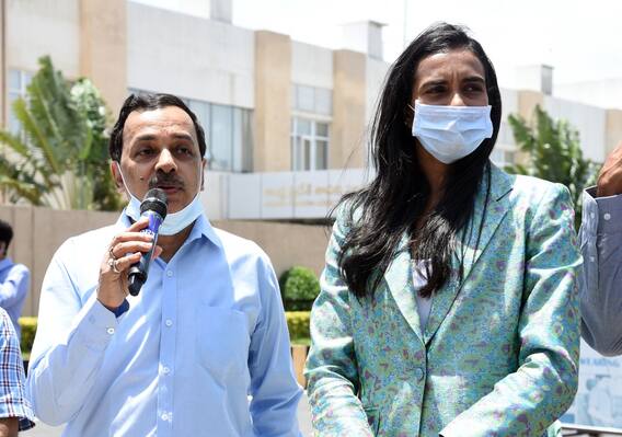 InPics: ఏపీ ముఖ్యమంత్రి జగన్‌ను కలిసిన పీవీ సింధు... శుభాకాంక్షలు తెలిపిన జగన్