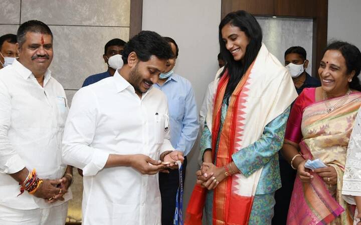 కుటుంబసభ్యులతో కలిసి సింధు... జగన్ను కలిసి టోక్యోలో తాను సాధించిన కాంస్య పతకాన్ని చూపించింది.