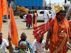 கோயிலுக்கு செல்ல தடை விதித்தை கண்டித்து இந்து முன்னணி நூதன போராட்டம்...!