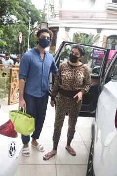 Sushmita Sen: বন্ধু রহমানের সঙ্গে পাপারৎজির মুখোমুখি সুস্মিতা সেন