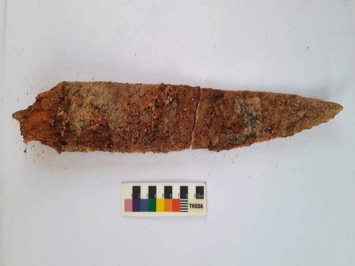 Keezhadi Excavation Iron sword with wooden handle unearthed in madurai Keezhadi Excavation: கீழடி அகழாய்வு: கொந்தகையில் இரும்பு வாள் கண்டெடுப்பு !