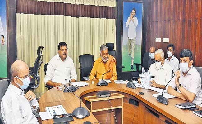 Andhra Pradesh: ఆధార్, పాన్ కార్డ్ సేవలు ఇకపై గ్రామ సచివాలయాల్లోనే….