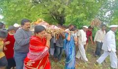 सासू-सुनेच्या नात्यातील प्रेम! सोलापुरात सासूच्या पार्थिवाला सुनांकडून खांदा