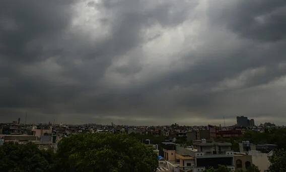 Weather Update Heavy thundershowers expected to lash Kolkata within few hours Weather Update: কলকাতায় বজ্রবিদ্যুৎ সহ ভারী বৃষ্টির পূর্বাভাস, সকালের বর্ষণে জলমগ্ন বেশ কিছু রাস্তা