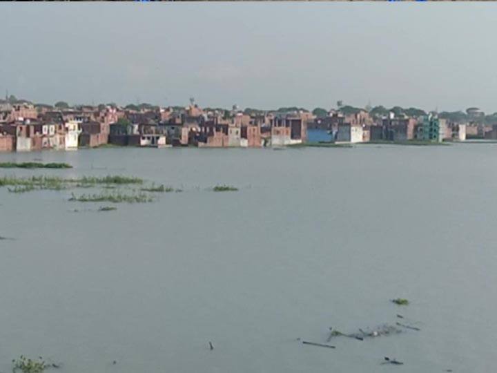 Low lying areas in Prayagraj inundated due to rise in water level in Ganga and Yamuna प्रयागराज: गंगा-यमुना का जलस्तर बढ़ने से बाढ़ जैसे हालात, हाई अलर्ट पर स्थानीय प्रशासन