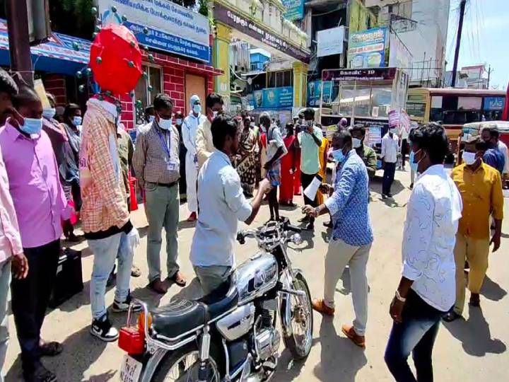 கொரோனா செயல்படும் விதத்தை நடித்துக்காட்டி  விழிப்புணர்வு பிரச்சாரம் : பூவிருந்தவல்லி நகராட்சியின் ஏற்பாடு