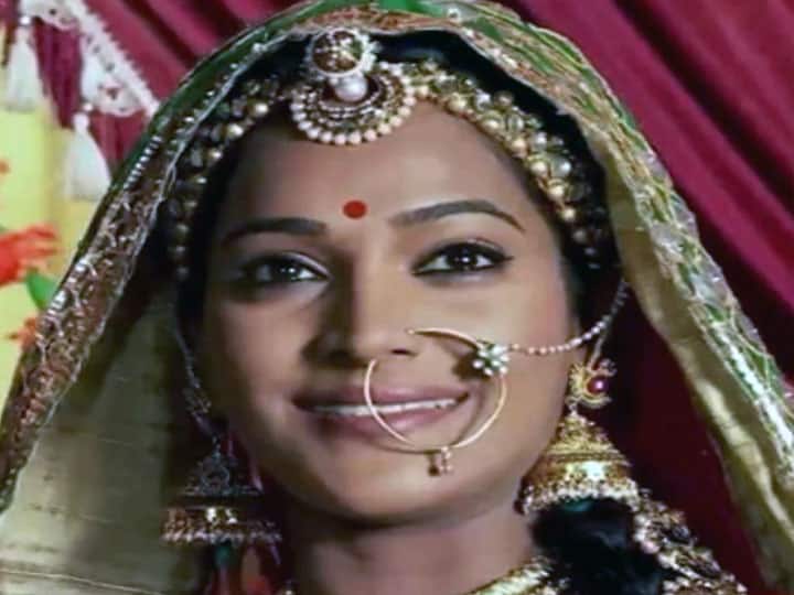 टीवी एक्ट्रेस राजश्री ठाकुर को टीवी सीरियल सात फेरे में खूब पसंद किया गया था. घर-घर में वो चर्चा का विषय बनी रहती थीं. इस शो से उन्हें जबरदस्त पॉपुलैरिटी हासिल हुई थी. फिर उसके बाद एक्ट्रेस ने शो शादी मुबारक से कमबैक किया, लेकिन अफसोस की बात है कि इस शो में उन्हें पसंद नहीं किया गया था.
