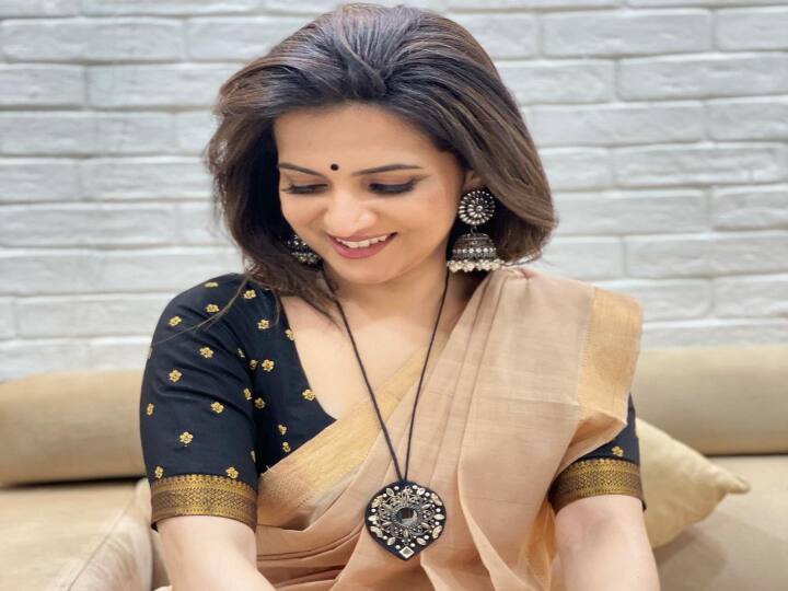 ஒரு ஊரில் அழகே உருவாய் ஒருத்தி இருந்தாளே அழகுக்கே இலக்கணம் எழுத அவளும் பிறந்தாளே
