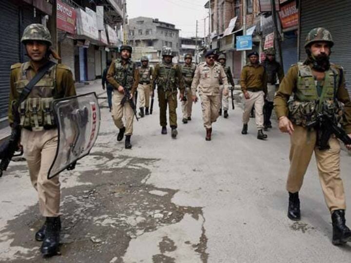 Jammu Kashmir Terrorist killed in police encounter in Budgam district arms recovered ANN जम्मू-कश्मीर: बडगाम में मुठभेड़ वाली जगह से फरार होने वाला आतंकी गिरफ्तार, भारी मात्रा में गोला बारूद बरामद