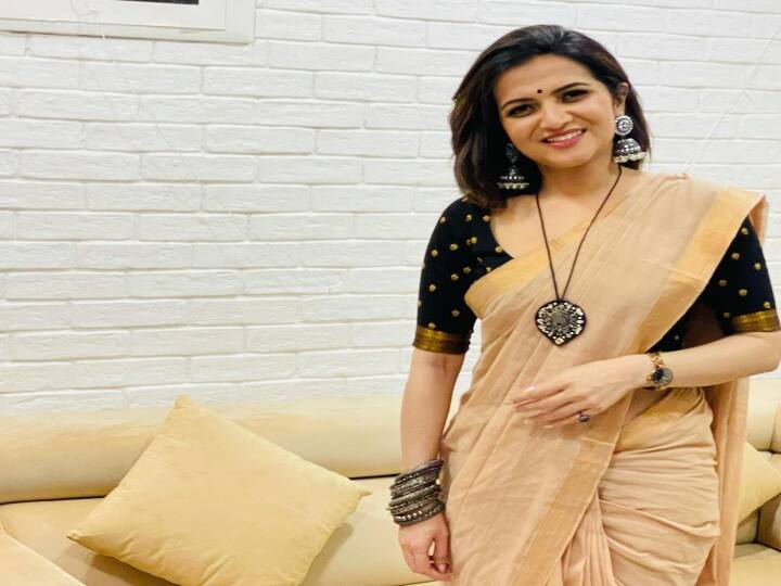 விரல்களை ஆட்டி ஆட்டி பேசும் போதிலே காற்றிலும் வீணை உண்டு என்று தோன்றுமே