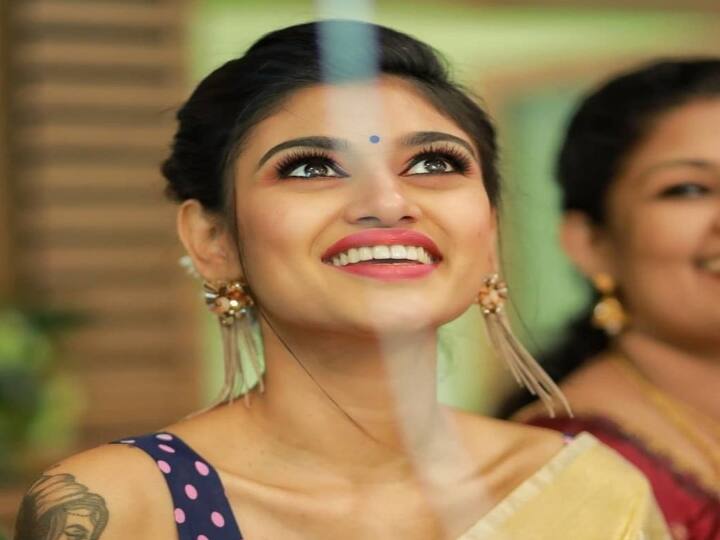 சாலையில் நீ நடந்தால் விபத்துகள் ஆயிரம் உன்னை காணவே நிலவும் தோன்றிடும்