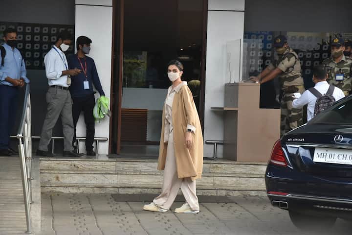 इसके साथ ही वो 'पठान', 'द इंटर्न', शकुन बत्रा की अनटाइटल्ड फिल्म में अनन्या पांडे और सिद्धांत चतुर्वेदी के ,थ नजर आने वाली है. बताते चलें कि फिल्म 'फाइटर' में दीपिका पहली बार ऋतिक रोशन के साथ स्क्रीन शेयर करने वाली है.