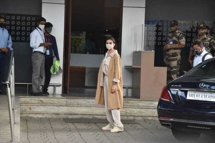 उन्होंने व्हाइट स्नीकर्स के साथ अपने लुक को पूरा किया. दीपिका इस कैजुअल ड्रेस में भी काफी स्टाइलिश दिख रही थीं.