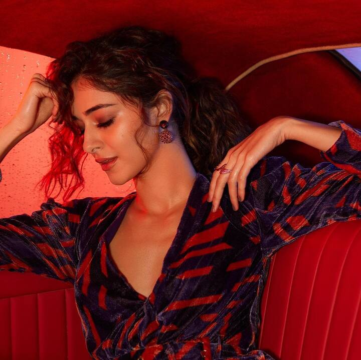 अनन्या के फोटोशूट की बात करें तो इसमें थीम रेड रखी गई है. अनन्या रेड लाइट के बैकड्रॉप में कार की सीट पर बैठकर दिलकश पोज देती दिख रही हैं. उन्होंने रेड और ब्लैक स्ट्राइप वाली ड्रेस पहनी हुई है और उनके बालों को कर्ल करके हल्का सा बांधा गया है.