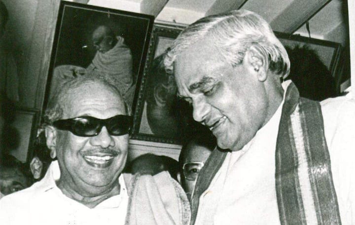 பாஜக தலைவர் வாஜ்பாயியுடன் திமுக தலைவர் கருணாநிதி