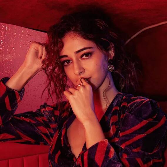 अनन्या पांडे व्हिंटेज कारमध्ये कॅमेऱ्यासाठी पोझ देत आहे. कारच्या बाहेर पावसाचे वातावरण निर्माण झाल्याचे फोटोंमध्ये दिसून येते. कारच्या काचेवर पाण्याचे थेंब स्पष्ट दिसत आहेत.