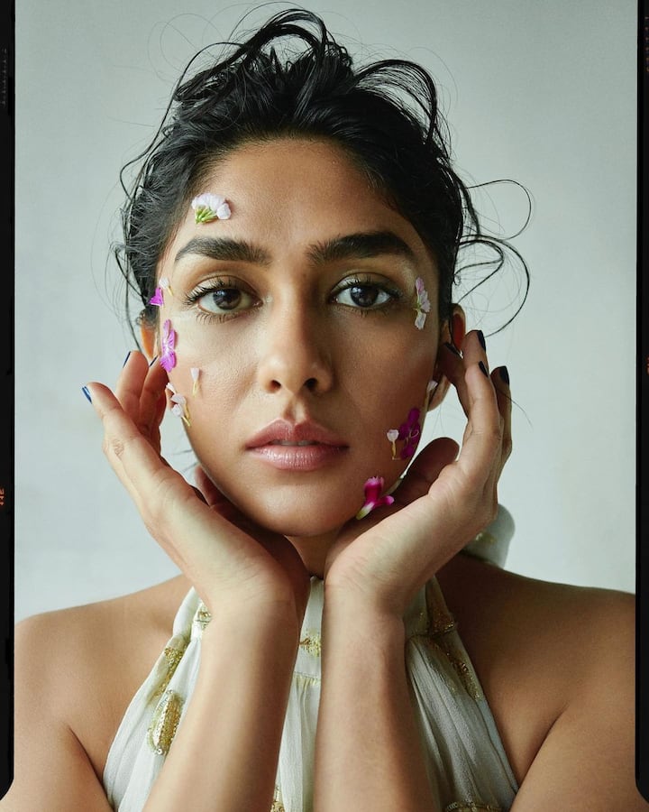 Bollywood actress Mrunal Thakur has been sharing some stunning pictures on her social media. The ‘Super 30’ actress can be seen exuding hotness in these stunning clicks. (Image courtesy - @mrunalthakur/Instagram)