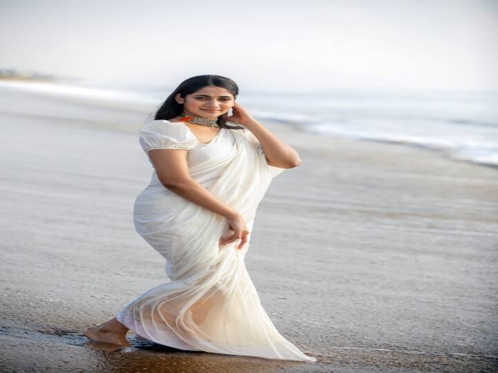 நடிகை லாஸ்லியா இலங்கையில் உள்ள தொலைக்காட்சியில் செய்தித்தொடர்பாளராக தனது பணியைத் தொடங்கினார்.