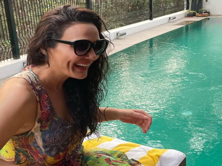 ப்ரீத்தி ஜிந்தா ஒரு நண்பரின் பிறந்தநாள் விழாவில் ஒரு இயக்குனரைச் சந்தித்தார், அதன் பின்னர்  சாக்லேட் விளம்பரத்துடன் தொலைக்காட்சியில் அறிமுகமானார்.