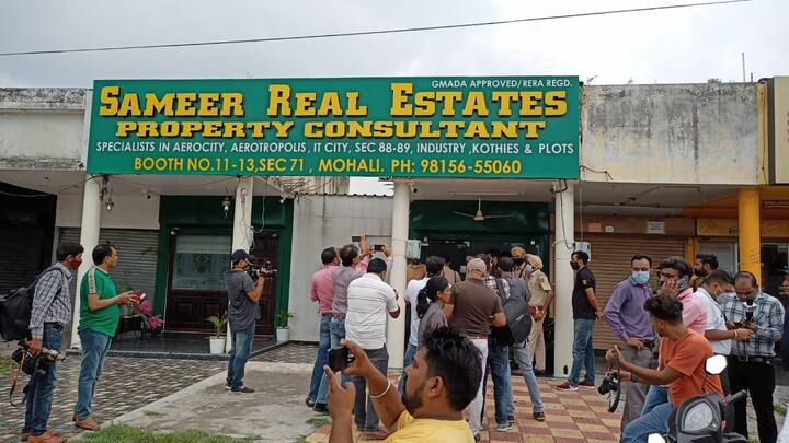 ਇਸ ਘਟਨਾ ਦੀ ਜਾਣਕਾਰੀ ਮਿਲਦਿਆਂ ਹੀ ਜ਼ਿਲ੍ਹਾ ਪੁਲਿਸ ਮੁਖੀ ਆਪ ਮੌਕੇ ‘ਤੇ ਪਹੁੰਚੇ ਅਤੇ ਆਸ ਪਾਸ ਲੱਗੇ ਸੀ.ਸੀ.ਟੀ.ਵੀ. ਕੈਮਰੇ ਦੀ ਫੁਟੇਜ ਨੂੰ ਖੰਘਾਲਿਆ ਜਾ ਰਿਹਾ ਹੈ।