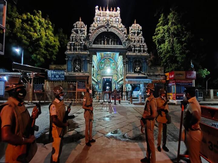மதுரை மீனாட்சியம்மன் கோயில் முன் காவல்துறையினர்.