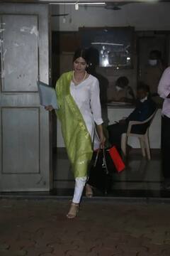 Raj Kundra case: পর্ন ভিডিও মামলায় পুলিশের জিজ্ঞাসাবাদের পর হাসিমুখে বেরিয়ে এলেন শার্লিন চোপড়া