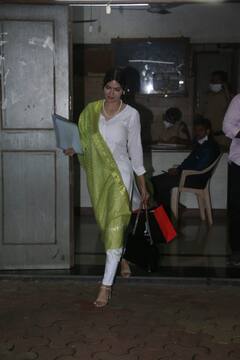 Spotted: पोर्नोग्राफी मामले में आठ घंटे की पूछताछ के बाद पुलिस स्टेशन से मुस्कुराते हुए निकली शर्लिन चोपड़ा, देखिए तस्वीरें