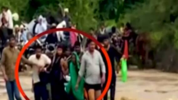 મધ્યપ્રદેશમાં સંપૂર્ણ પાણીમાં ગરકાવ થયેલા પુલ પર જીવના જોખમે લોકો ખેડી રહ્યાં છે સાહસ