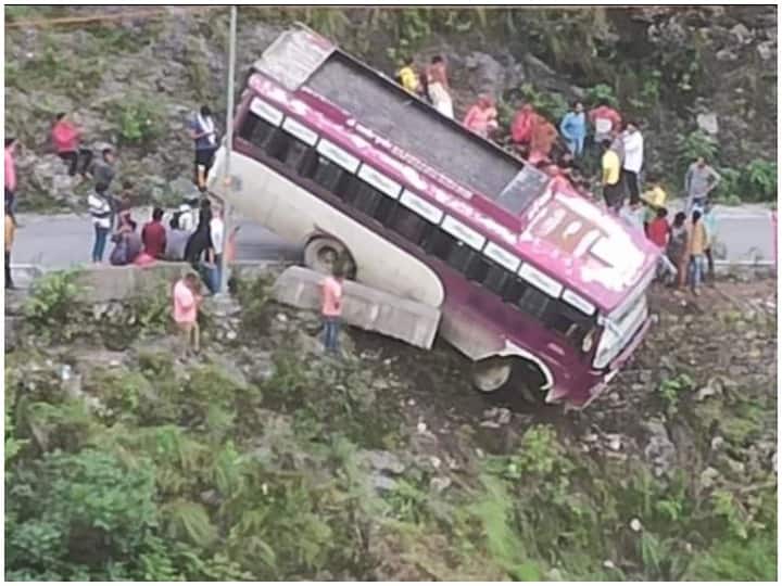 हिमाचल प्रदेश: हवा में लटकी बस, ड्राइवर की सूझबूझ से बची 30 लोगों की जान