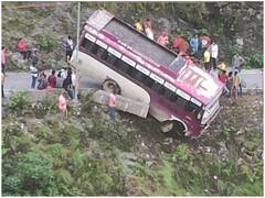 हिमाचल प्रदेश: हवा में लटकी बस, ड्राइवर की सूझबूझ से बची 30 लोगों की जान